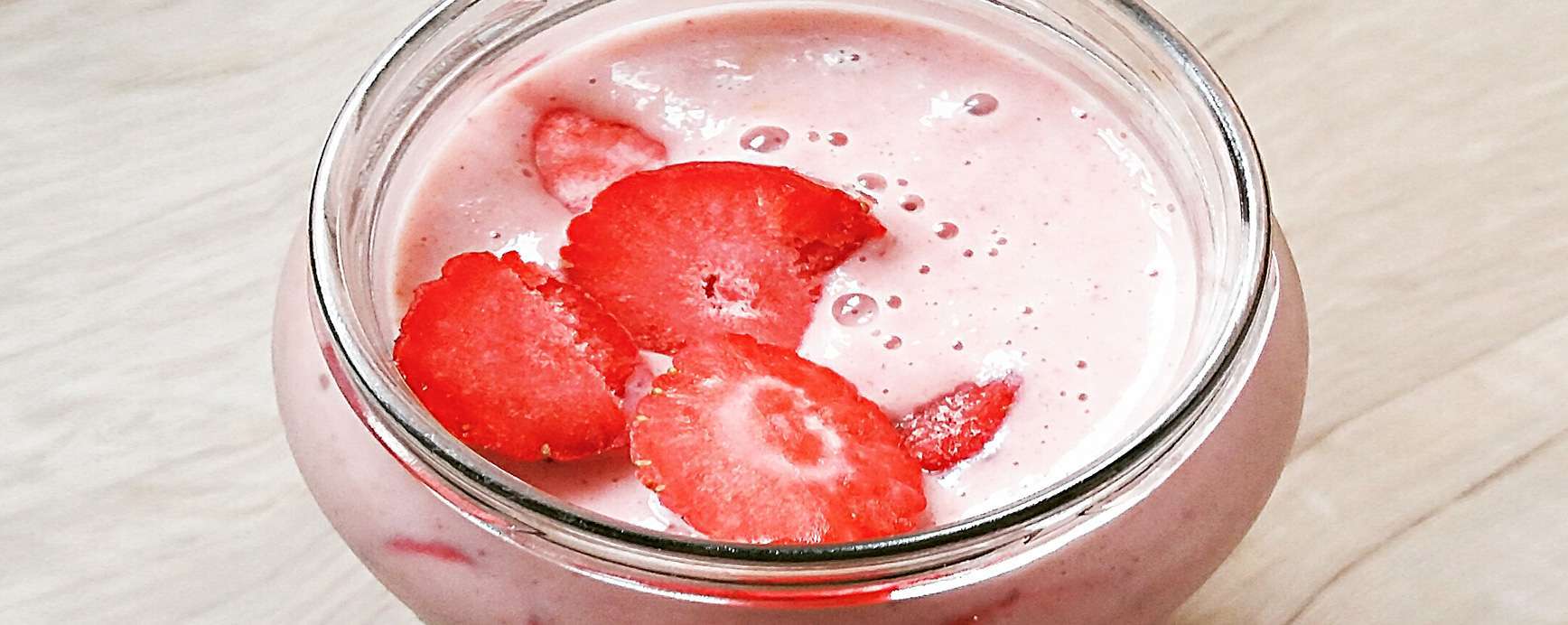 Recette de shake protéiné fruité à la fraise au safran et au lait d amande