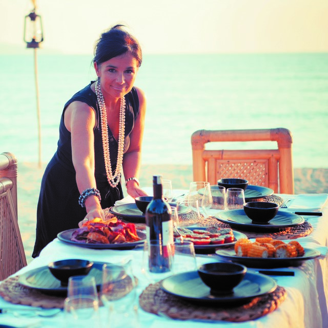 Chantal Voets opm een vegetarische barbecue op het strand