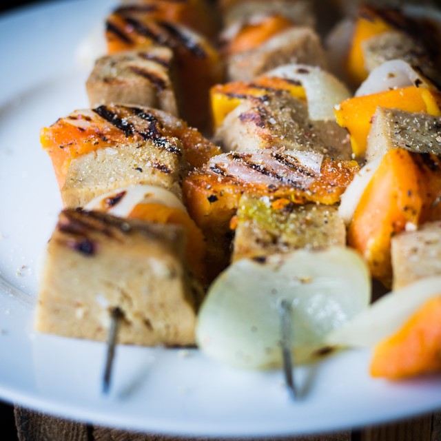 Recept voor een vegetarische barbecue: saté met seitan en papaja
