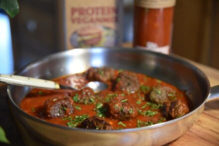 cook sustainably with vegan balls in tomato sauce