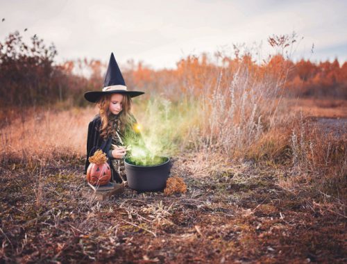 Heksen meisje kookt voor Halloween