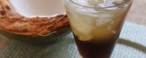 Recette pour Es cendol, une boisson saine indonésienne avec du sucre de fleur de coco et du lait de coco