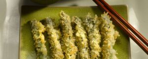 Fondue tempura van groene asperges in Amanprana kokosolie