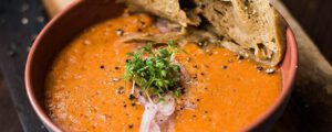 Recept voor raw gazpacho soep met waterkers en carpaccio van seitan