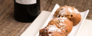 Beignet, croustillons ne sont pas une bombe de calories malsaine contenant de l'huile de noix de coco d'Amanprana. Essayez la recette d'Oliebollen d'Ellen Zaeyen et découvrez pourquoi.