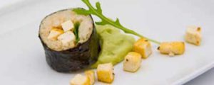 sushi van bloemkool en bulgur met pittige tofu en avocado-wasabidip